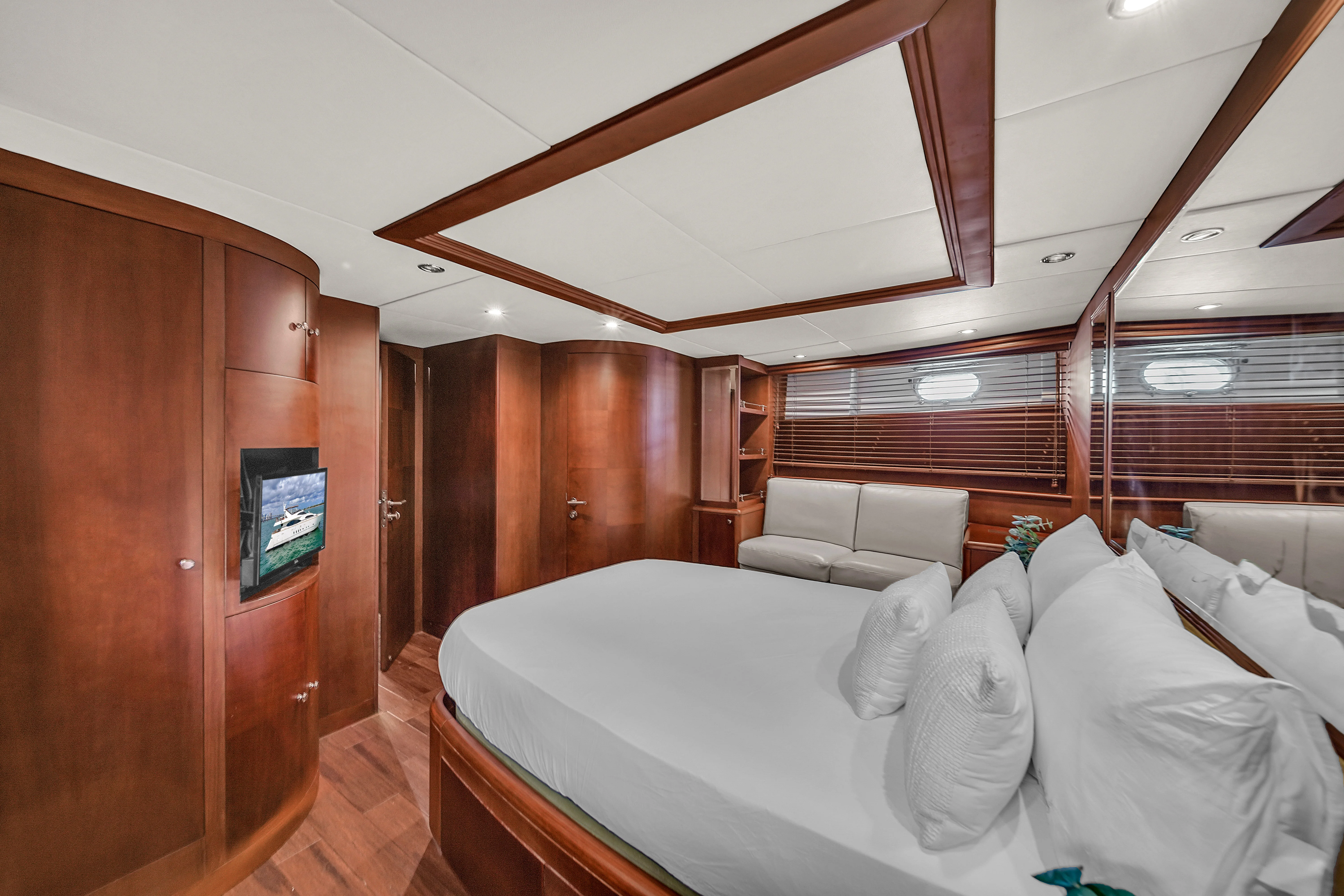 105ft Azimut Daniela stern details